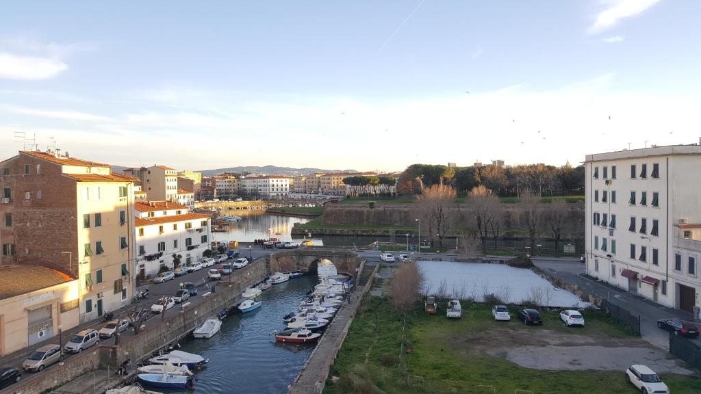 vista su una città con barche in acqua di Casa Arte a Livorno