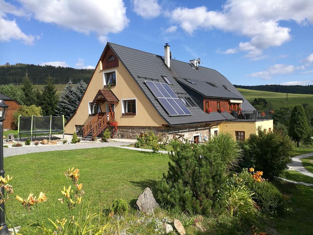 une maison avec des panneaux solaires sur le toit dans l'établissement Apartments V Zátiší, à Dolní Morava