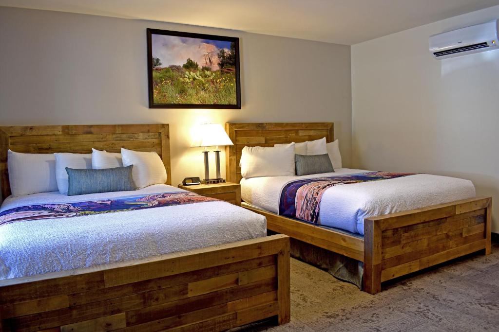 Bumbleberry Inn - Комната королевы с двумя кроватями королевы