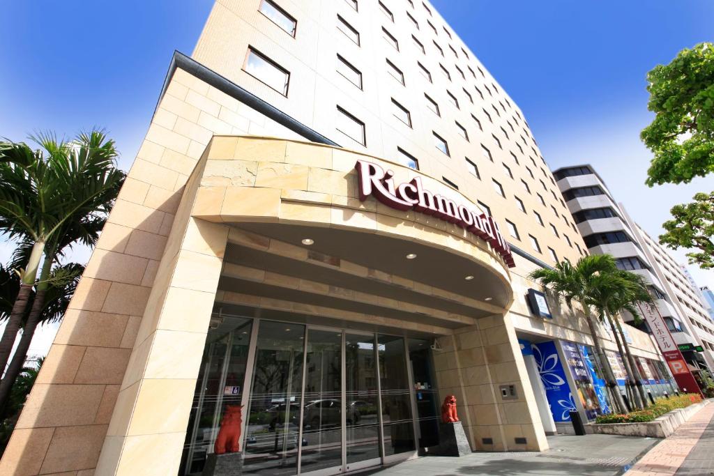 un edificio con un letrero de rodumium. en Richmond Hotel Naha Kumoji, en Naha