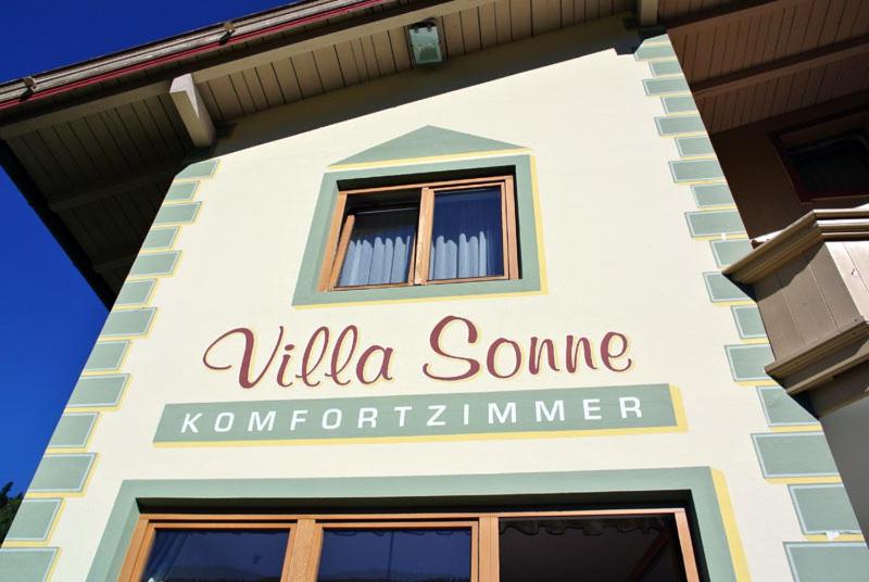 Ein Gebäude mit einem Schild, das Wilda einige kompartment Zingers liest. in der Unterkunft Villa Sonne Gerlos - only room in Gerlos