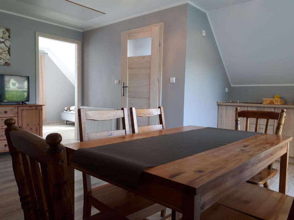 Televízia a/alebo spoločenská miestnosť v ubytovaní Apartamenty Otylka
