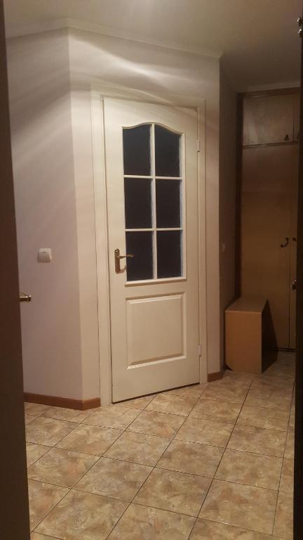 een lege kamer met een deur met een raam bij Prima in Loetsk