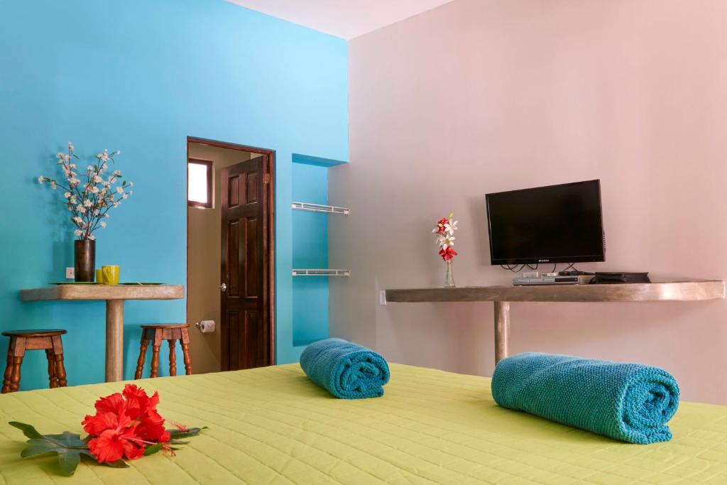 TV a/nebo společenská místnost v ubytování Playa Negra Surf Lodge