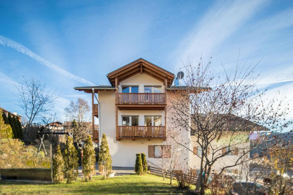 una casa con balcone sopra di Spanglerhaus a Nova Ponente