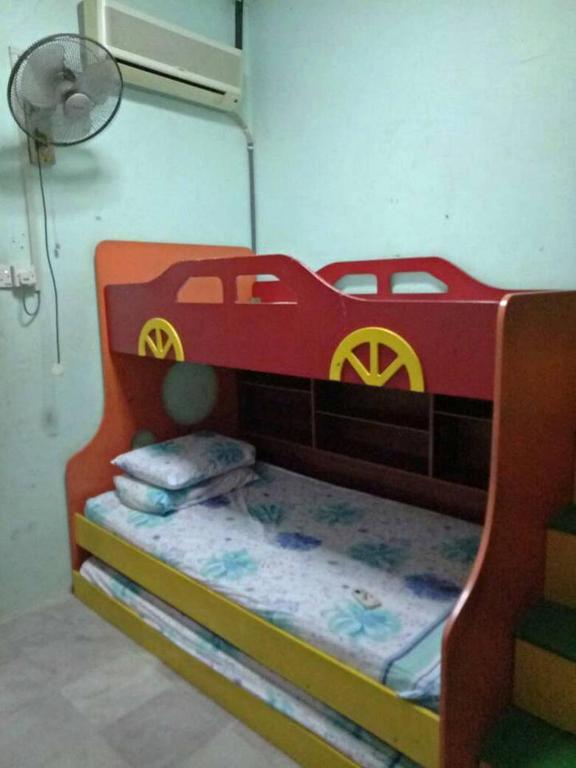 Palanda nebo palandy na pokoji v ubytování Farzai Homestay