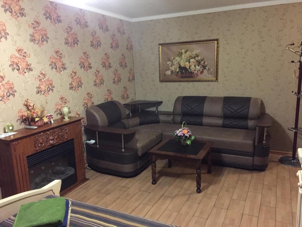 Apartment on Ukrainskaya tesisinde bir oturma alanı