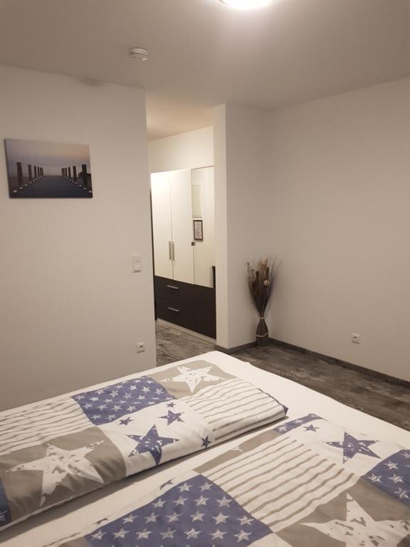 Un dormitorio con una cama con estrellas. en Sunny´s Hotel & Residence, en Mainz