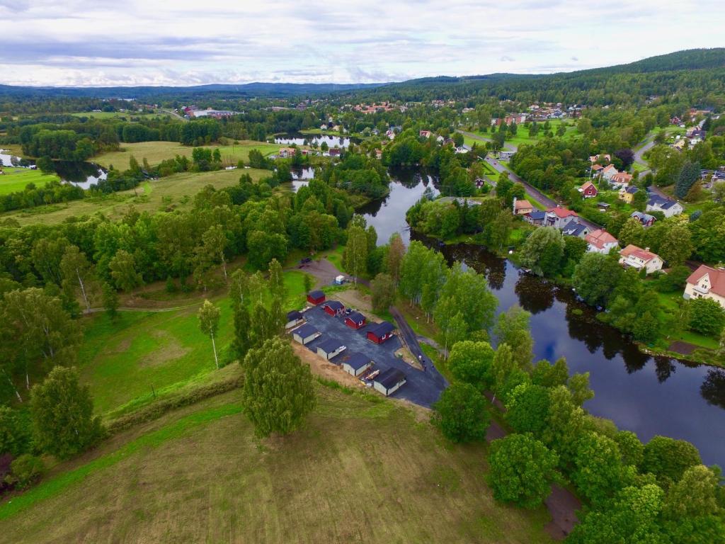 een luchtzicht van een groep auto's geparkeerd naast een rivier bij Smedens Stugby in Smedjebacken