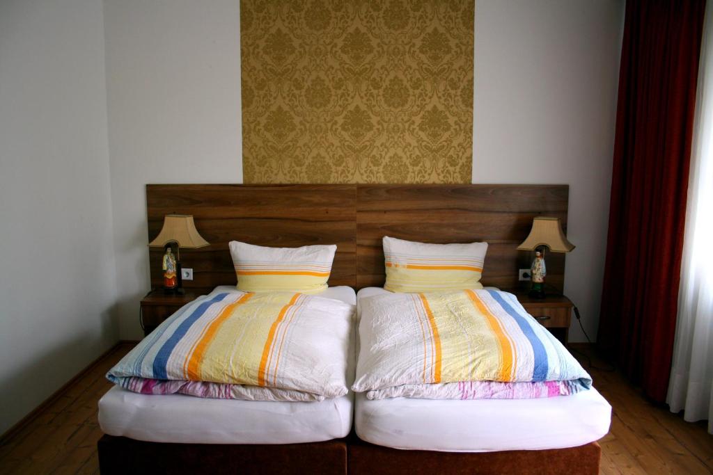 Hotel Zur Heidquelle tesisinde bir odada yatak veya yataklar