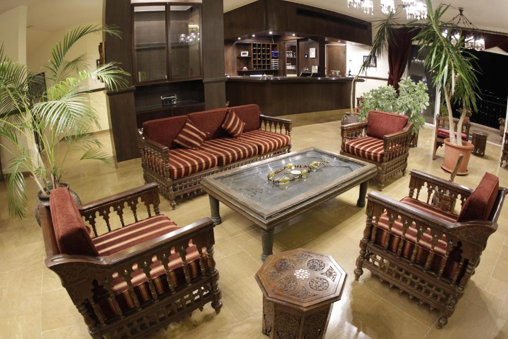 Posezení v ubytování Quartier Suisse Hotel