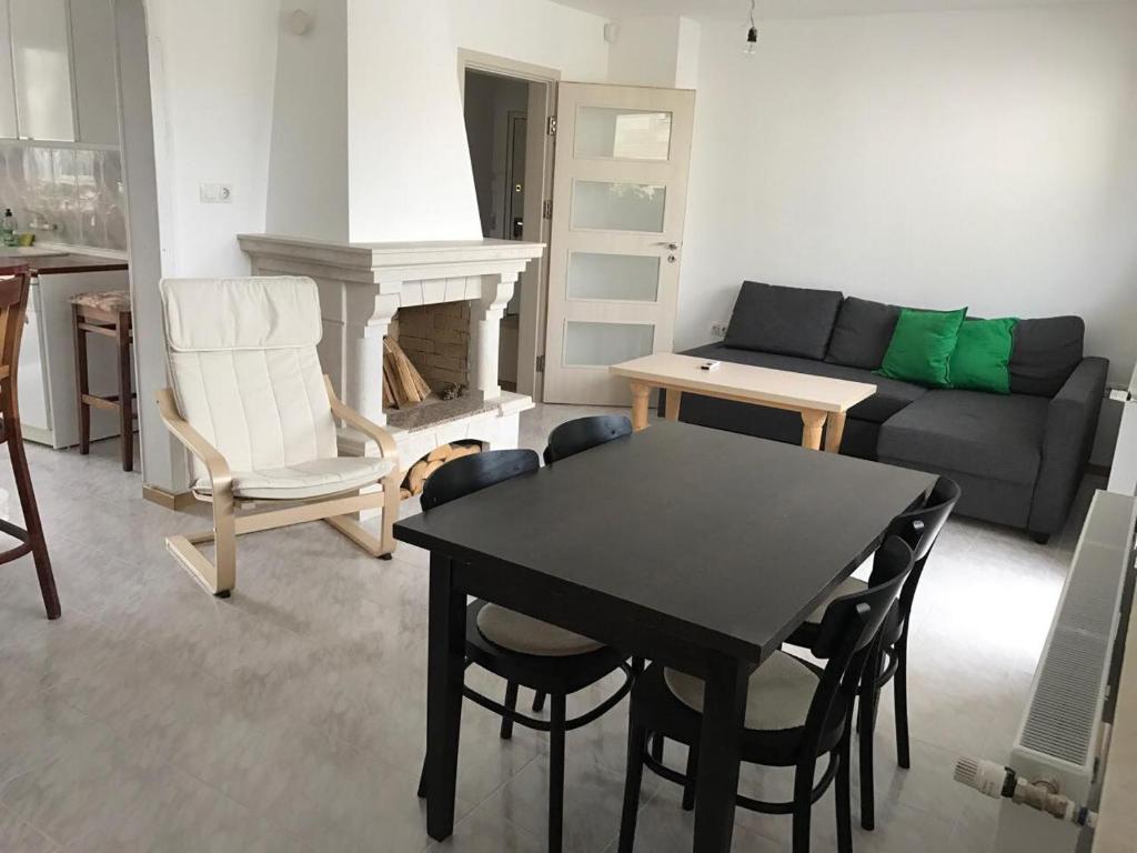 - un salon avec une table, des chaises et un canapé dans l'établissement Apartment DREAM, à Varna