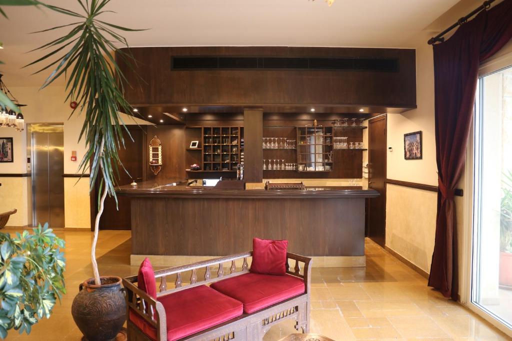 Kuchyň nebo kuchyňský kout v ubytování Quartier Suisse Hotel