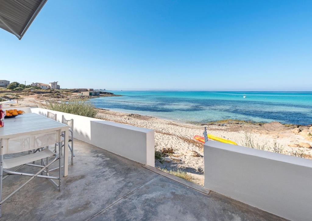 une vue sur l'océan depuis le balcon d'une maison dans l'établissement Beach House Es Trenc, à Ses Covetes
