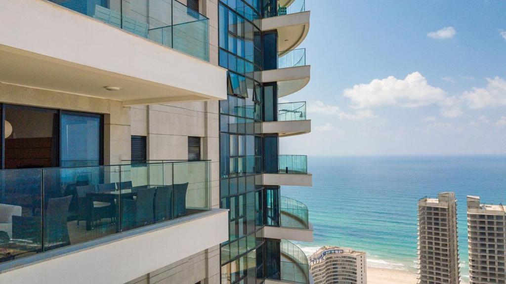 vistas al océano desde un edificio en Chic&Design 4BR apartment, en Bat Yam