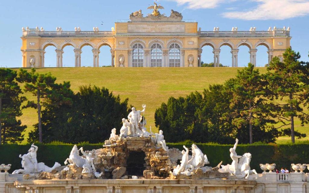 una fontana di fronte a un grande edificio di Austria Center - Wien an der Donau a Vienna