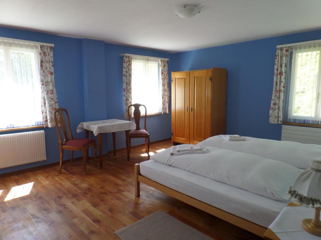 Postel nebo postele na pokoji v ubytování Hotel Rigi Klösterli
