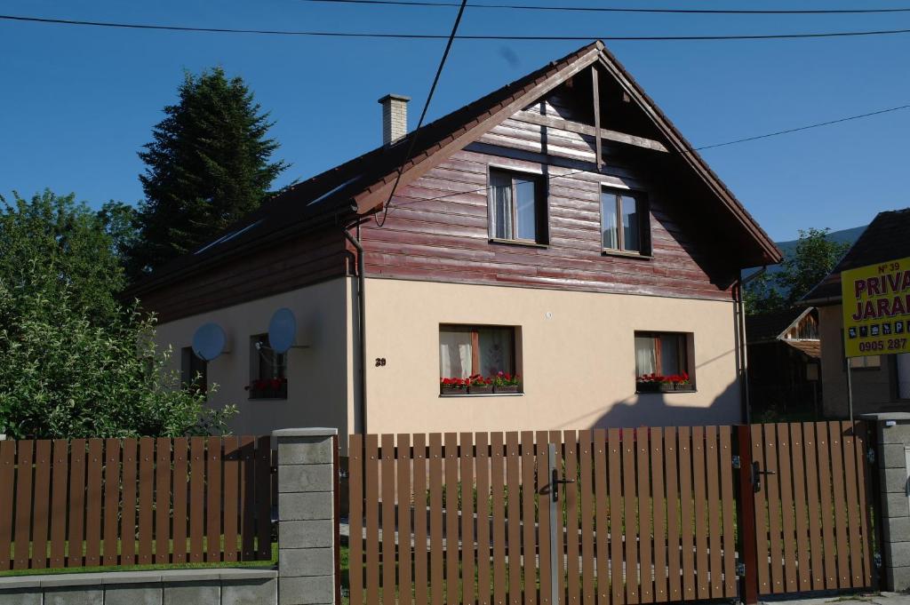 een huis met een houten hek ervoor bij Penzion Jaraba in Žiar