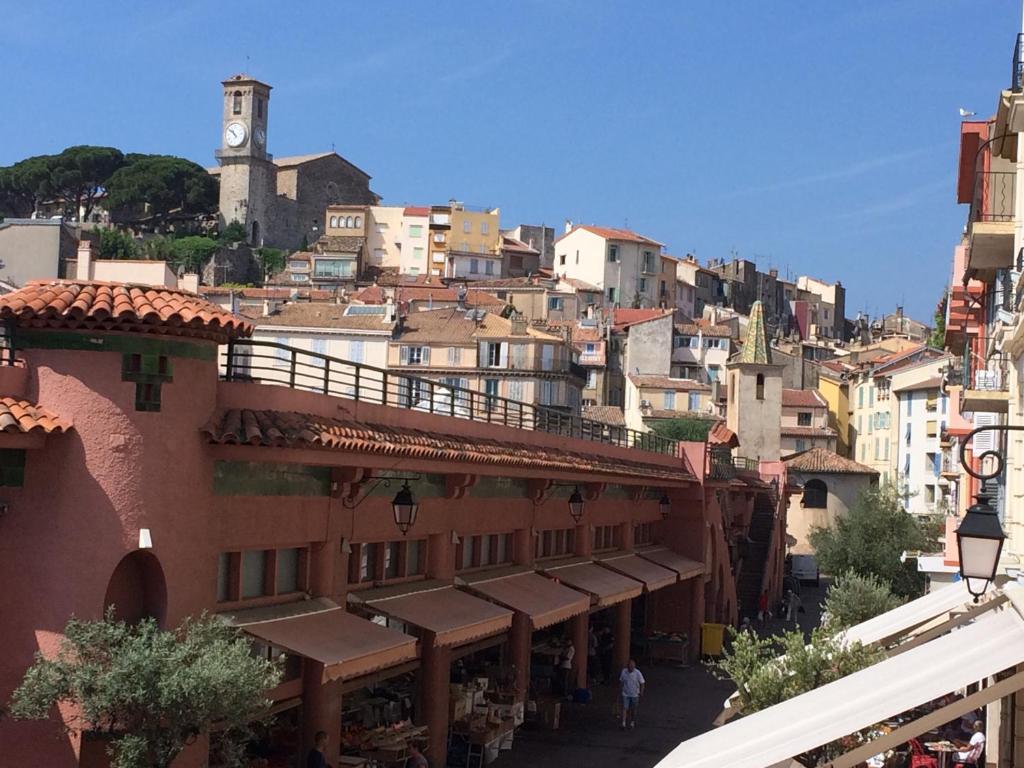 Nespecifikovaný výhled na destinaci Cannes nebo výhled na město při pohledu z apartmánu