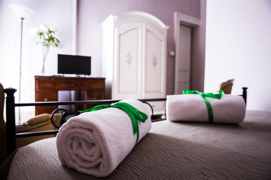 a room with two towels sitting on a bed at Casa Elide in Catania