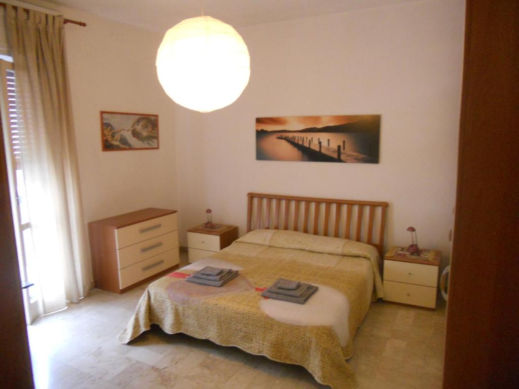 um quarto com uma cama e uma grande luz em Khatuna Home em Bari