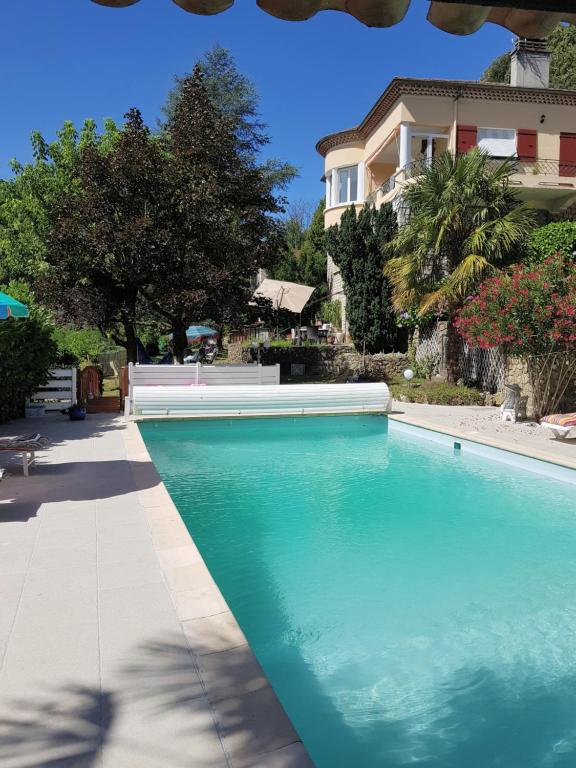 a swimming pool in front of a house at Ma promesse in Vals-les-Bains