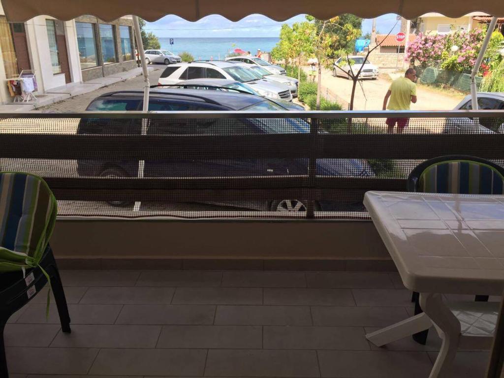 un balcón con un coche aparcado en un aparcamiento en Joana's Apartment, en Himare