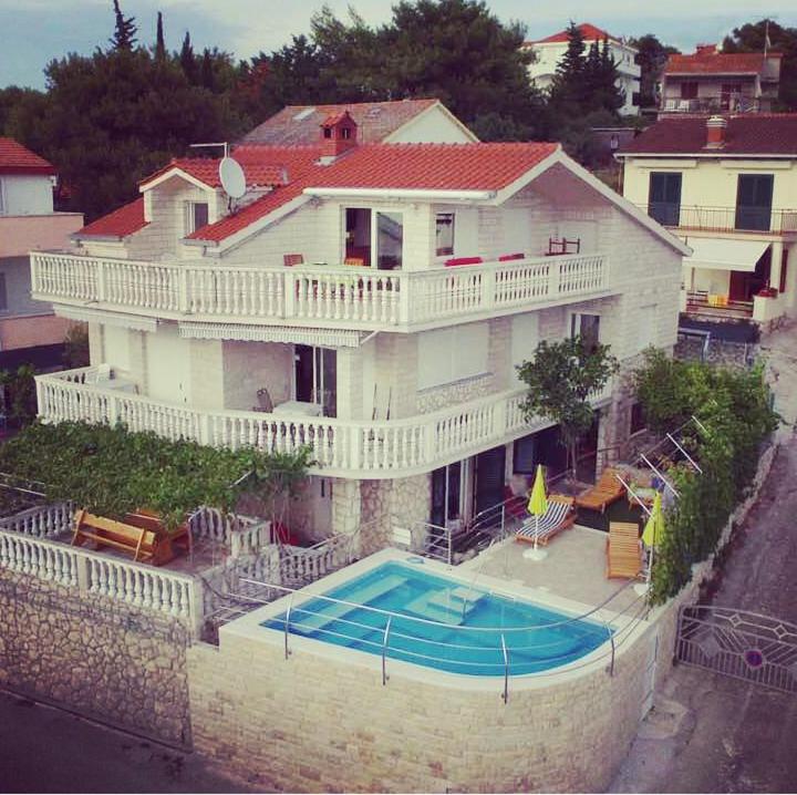ein großes Haus mit Pool davor in der Unterkunft Villa Anita in Okrug Donji