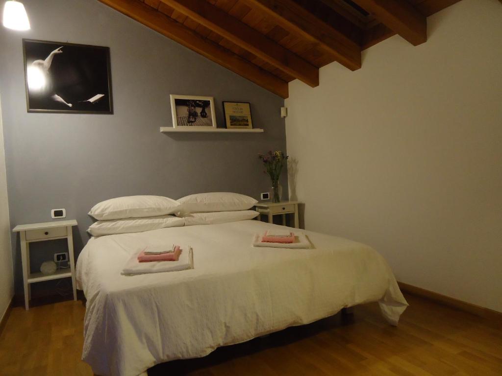 a bedroom with a bed with two towels on it at B&B Casa Val in Quincinetto