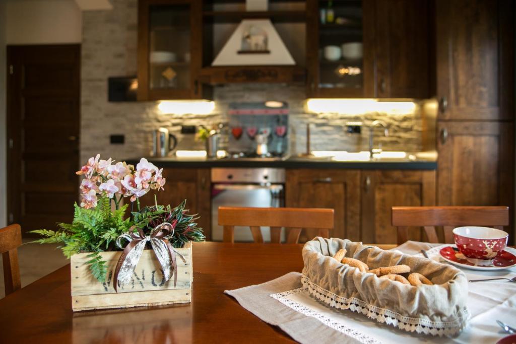 mesa de comedor con tarta y cocina en Appartamento Monte Bianco, en La Salle