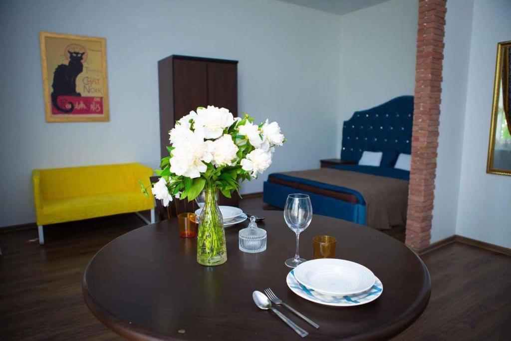 ヴィーンヌィツャにあるApartment on Ovodovaの花瓶付きのテーブルのあるリビングルーム