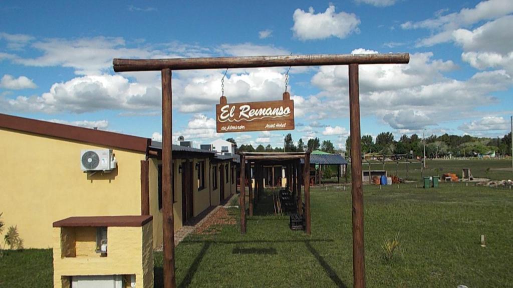 um edifício com um cartaz que diz bar rummage em El Remanso De Almiron em Termas de Almirón