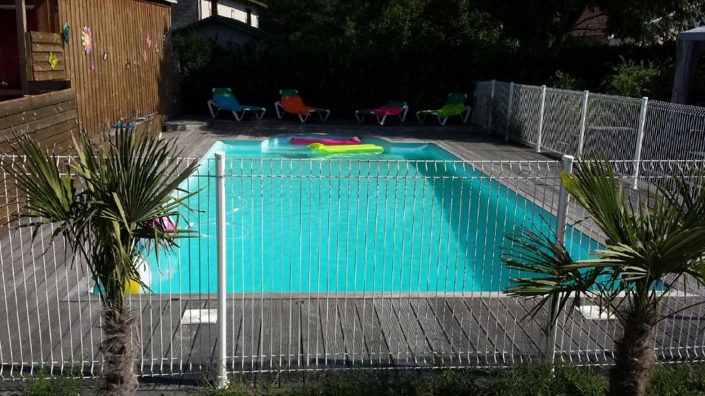 una piscina con un frisbee en Les maisons de TIMI ....maison Héron, en Belin