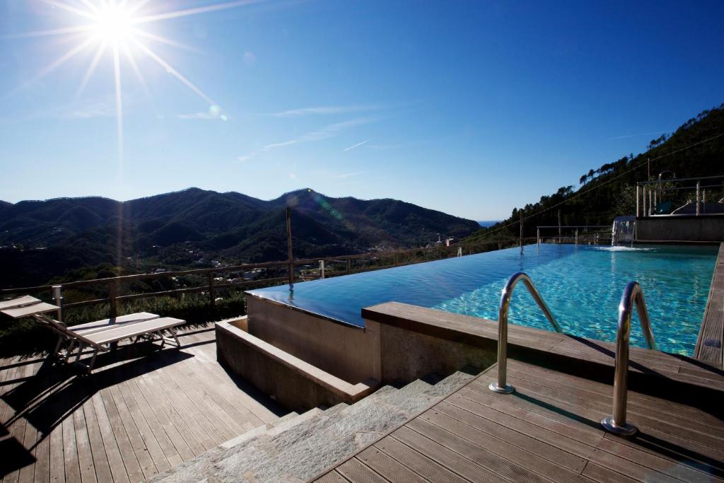 Piscina de la sau aproape de Agriturismo Costa di Faraggiana