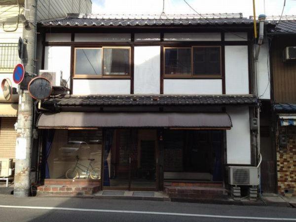 un bâtiment situé sur le côté d'une rue dans l'établissement Onomichi Guesthouse Fuji Hostel, à Onomichi