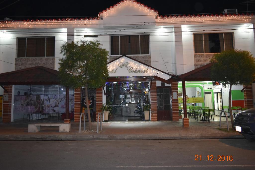 uma loja na frente de um edifício à noite em Hotel Arauca Colonial em Arauca