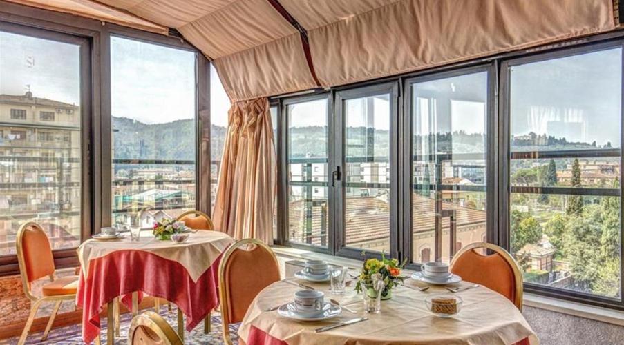 Nespecifikovaný výhled na hory nebo výhled na hory při pohledu z hotelu