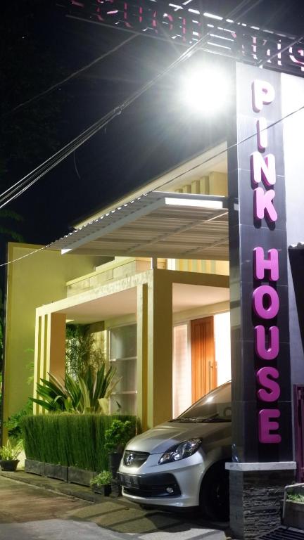 Gallery image of Pink House in Probolinggo