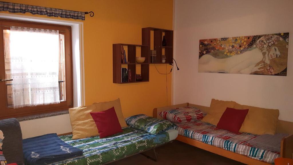 sala de estar con sofá y ventana en Casa vacanze Ca' Manara, en Stazzona