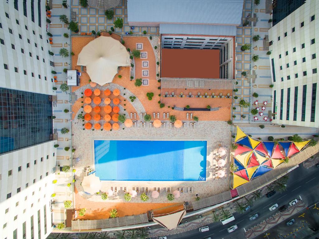 Bazén v ubytování Ezdan Hotel Doha nebo v jeho okolí