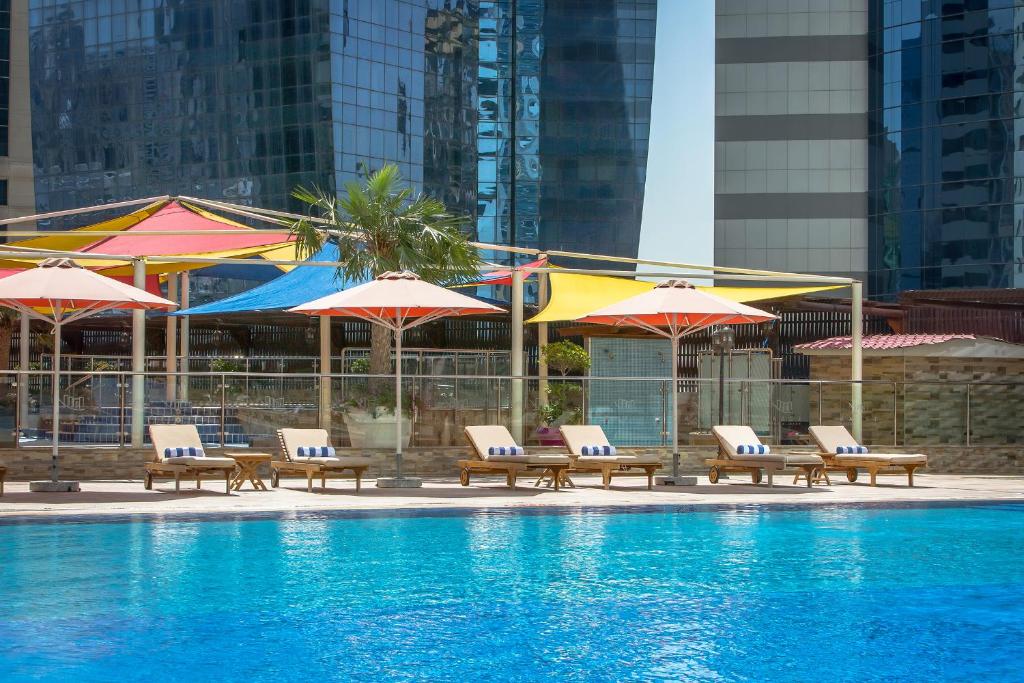 Bazén v ubytování Ezdan Hotel Doha nebo v jeho okolí
