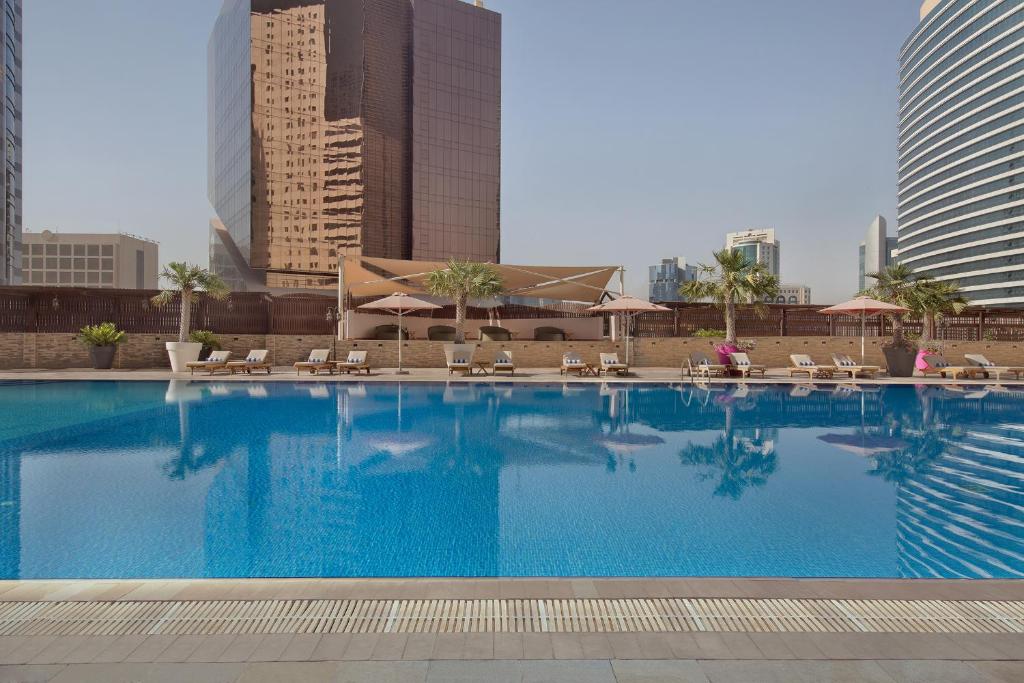 Bazén v ubytování Ezdan Hotel Doha nebo v jeho okolí