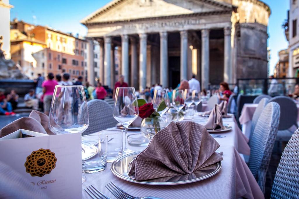 ローマにあるDi Rienzo Residencesのテーブル(グラス付)