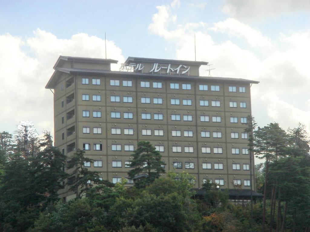 un immeuble avec graffiti en haut dans l'établissement Route Inn Grantia Hidatakayama, à Takayama