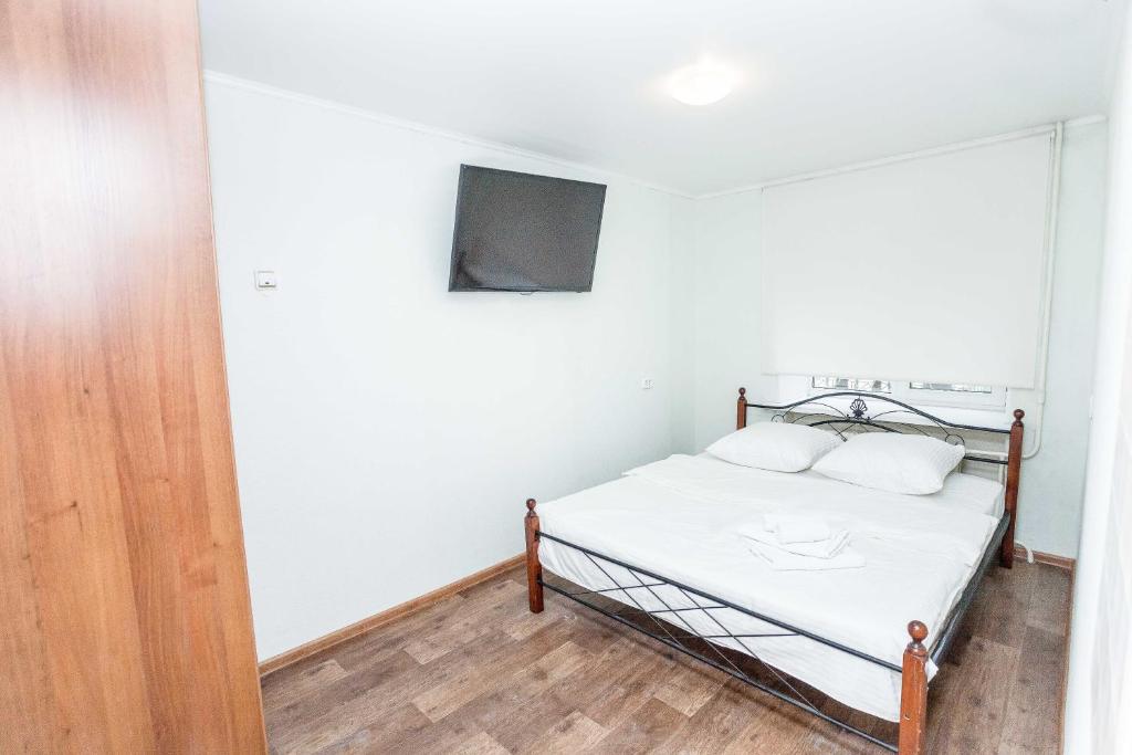 A bed or beds in a room at 1kv Khar'kovskaia 69 (1)
