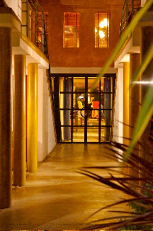 un couloir vide du bâtiment la nuit dans l'établissement La Chamberte, à Villeneuve-lès-Béziers