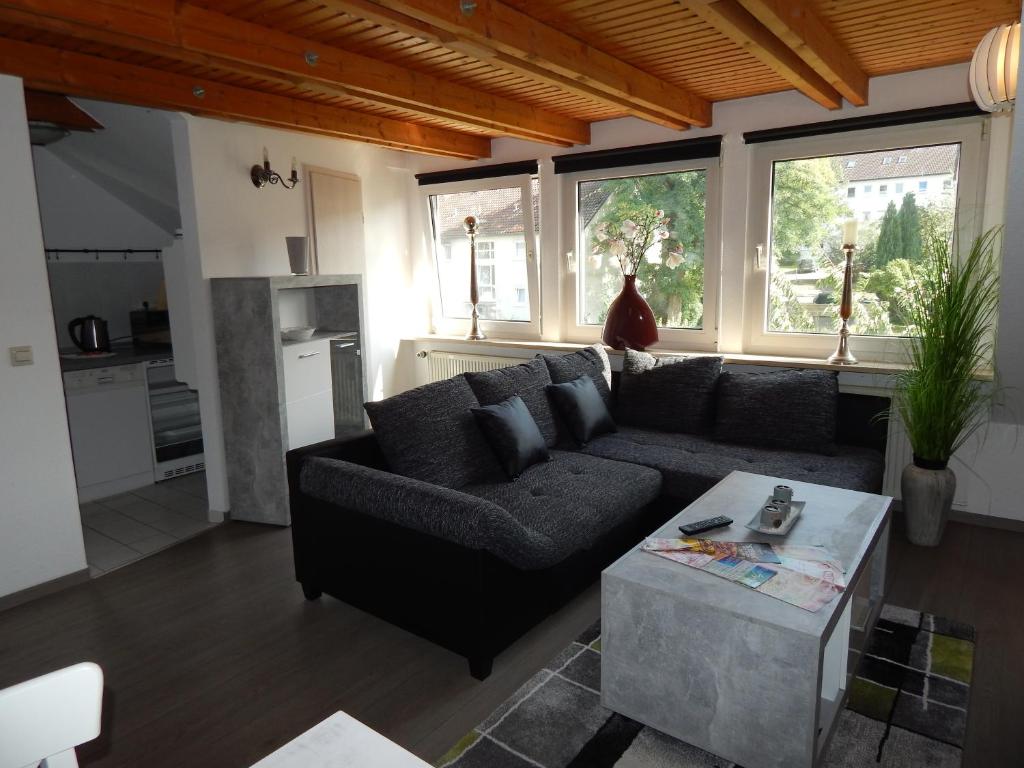 ein Wohnzimmer mit einem Sofa und einem Tisch in der Unterkunft Direkt Wolfsburg in Wolfsburg