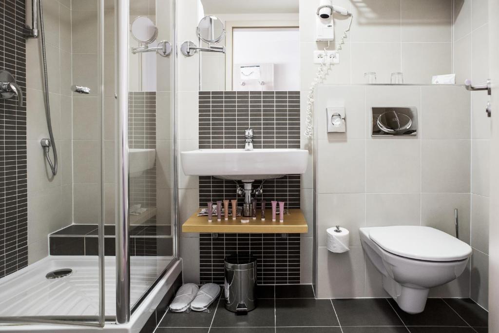 łazienka z umywalką, toaletą i prysznicem w obiekcie Iris Hotel Eden - Czech Leading Hotels w Pradze