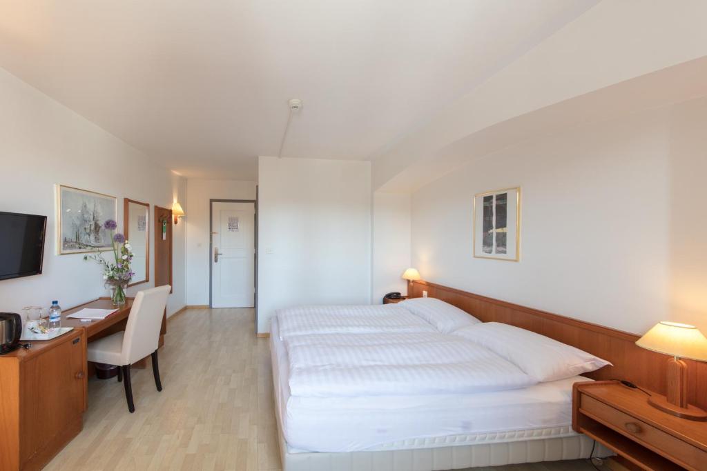 Voodi või voodid majutusasutuse Hôtel de la Rose toas