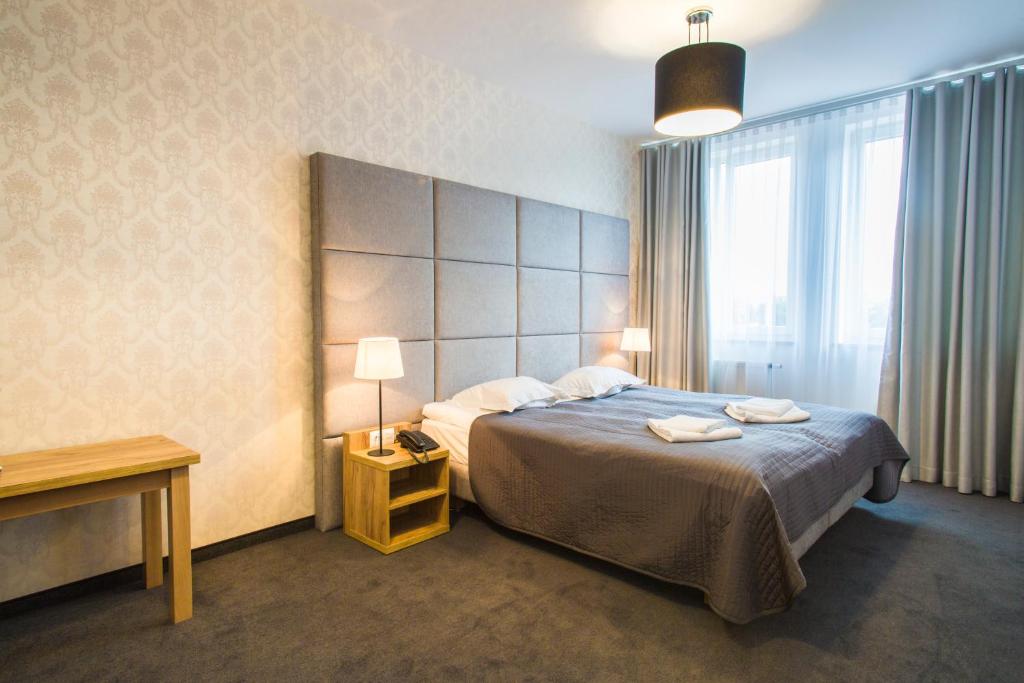מיטה או מיטות בחדר ב-Hotel nad Rabą - Bochnia
